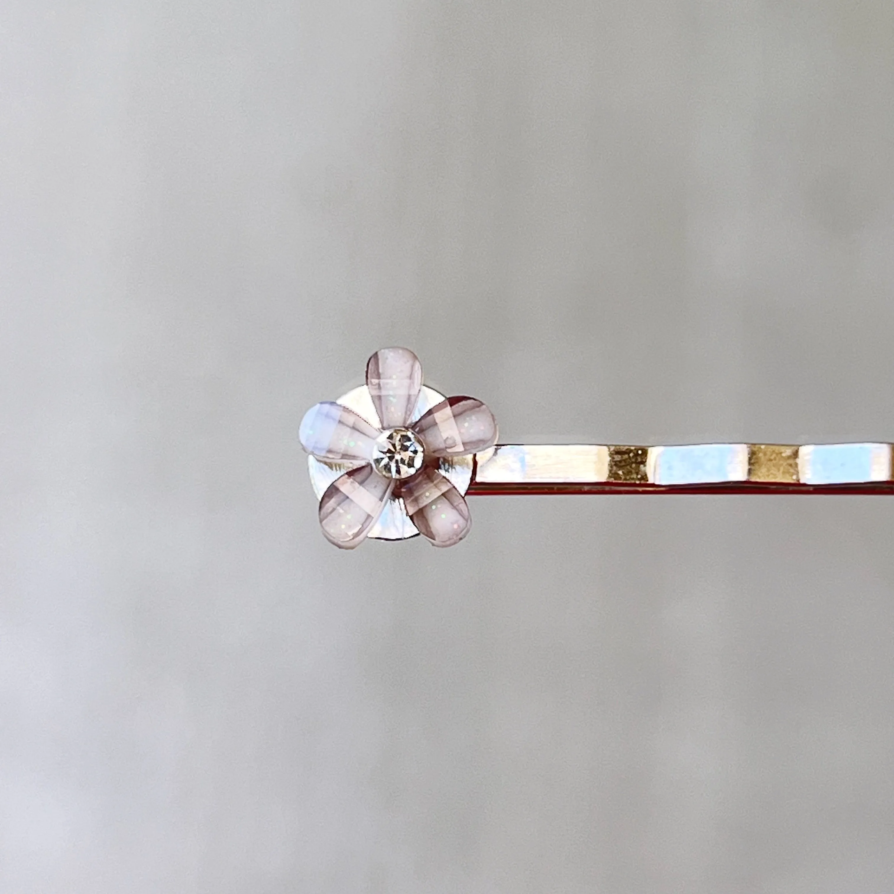 Gray Flower Rhinestone Hair Pins: Elegant Accents for Stylish Hairdos