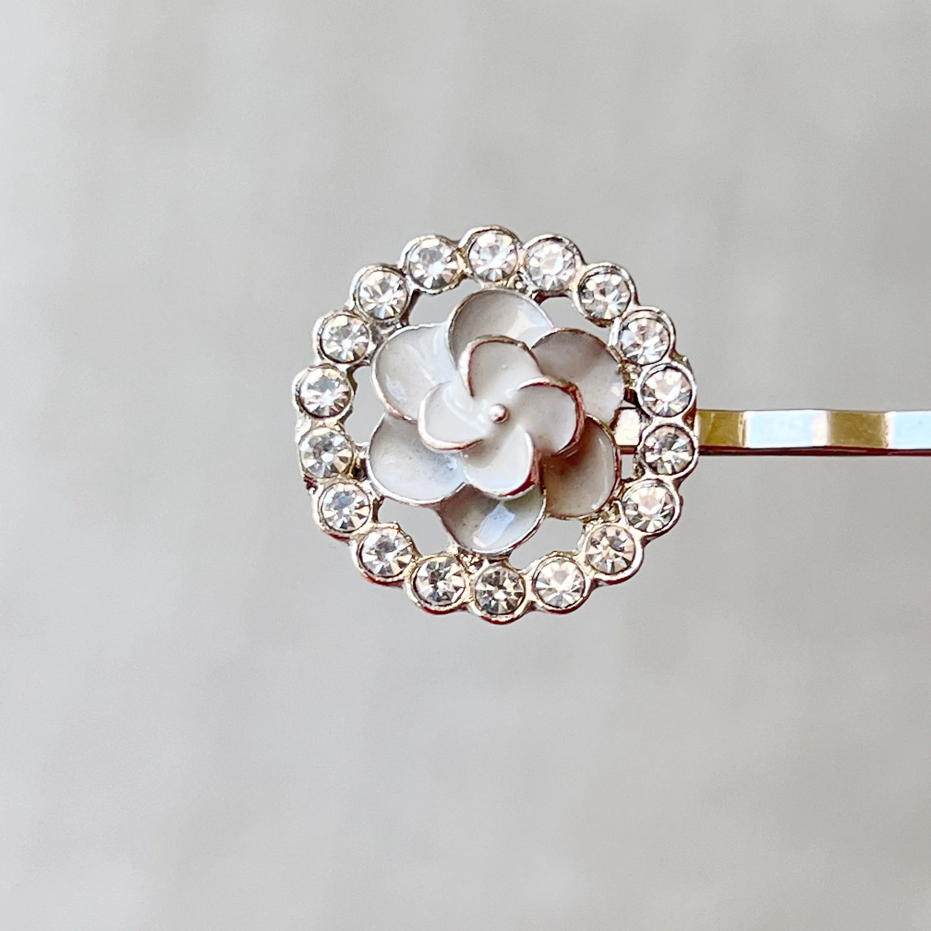 Gray Flower Rhinestone Hair Pins: Elegant Accents for Stylish Hairdos