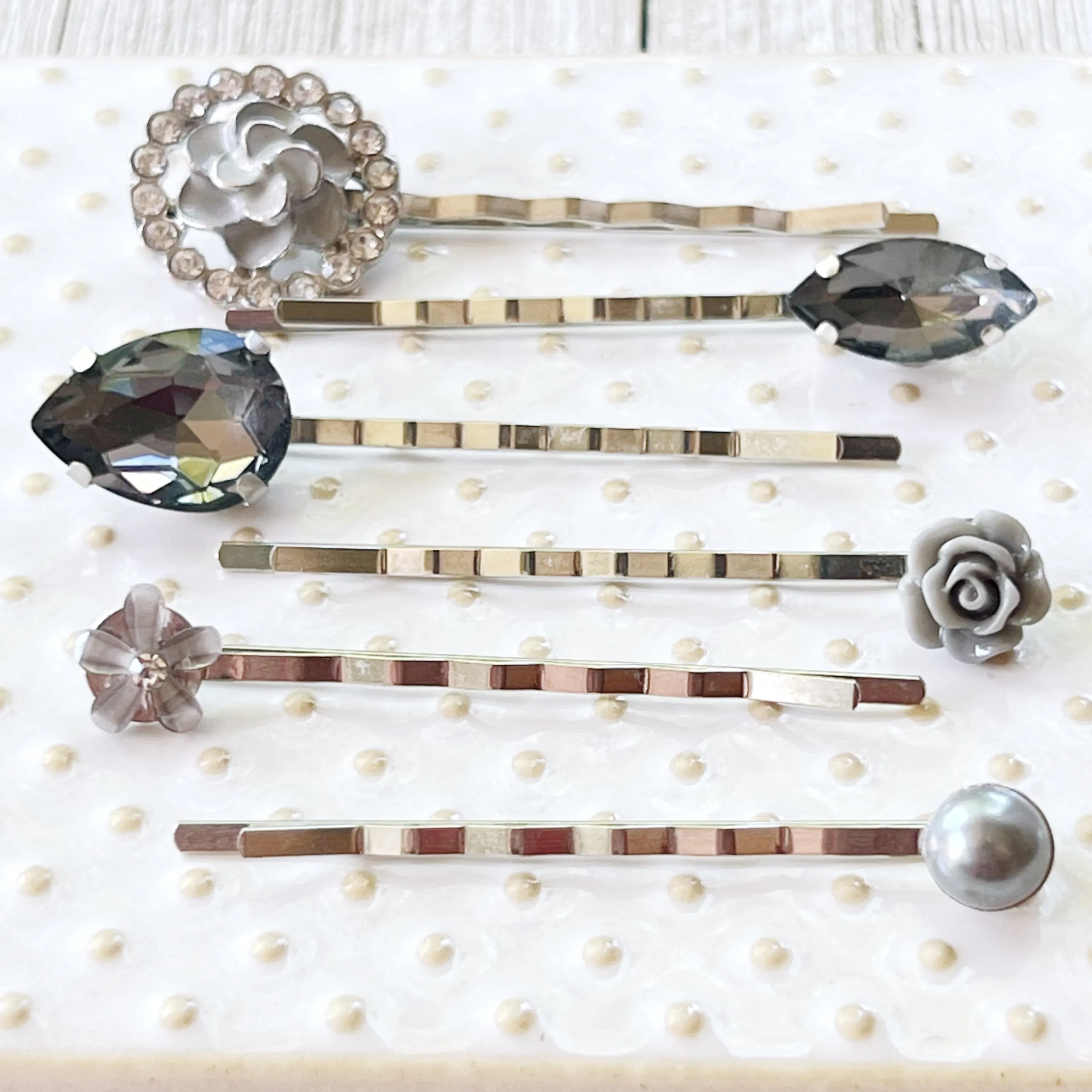 Gray Flower Rhinestone Hair Pins: Elegant Accents for Stylish Hairdos
